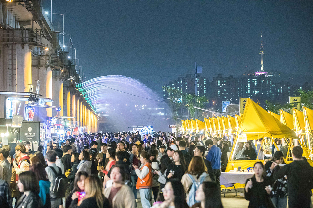 A Guide to Seoul’s Night Markets: Where to Experience the Best of After-Dark Shopping and Street Food